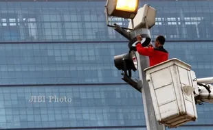 PEMASANGAN LAMPU SOROT