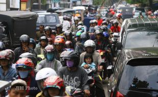 AKSES KELUAR MASUK TERSENDAT