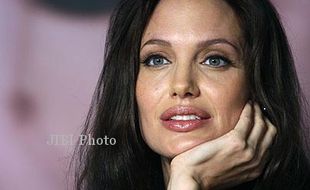 Angelina Jolie Berseteru dengan Ibu Brad Pitt