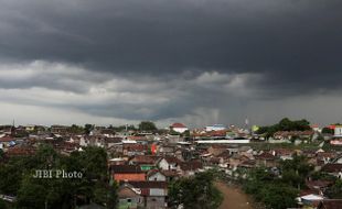 MENDUNG DI LANGIT JOGJA 