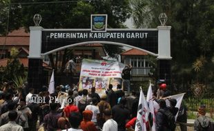 BUPATI ACENG DIGOYANG: DPRD Tak Hasilkan Keputusan, Warga Marah, Paripurna Ricuh