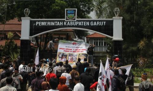 BUPATI ACENG DIGOYANG: DPRD Tak Hasilkan Keputusan, Warga Marah, Paripurna Ricuh