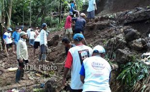 Karanganyar Longsor, Satu Orang Tewas