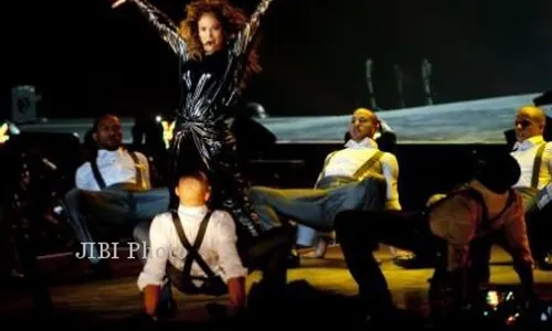 KONSER J-LO: Waduh, Tenda Masuk Rubuh Diterpa Angin