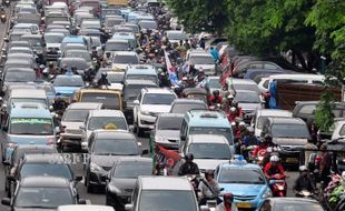 PEMBATASAN MOBIL DI JAKARTA: Pelat Genap-Ganjil Kerek Penjualan Sepeda Motor