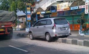 Avanza Tabrak Pembatas Jalan