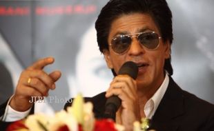 BOLLYWOOD : Shah Rukh Khan Akan Robek Bibir Putranya Jika Cium Wanita