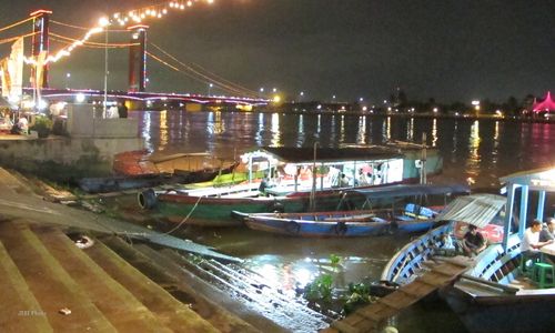 Menikmati Indahnya Sungai Musi di Malam Hari 