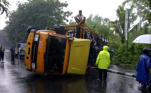 Hindari Motor, Truk Pengangkut Motor Ngguling di Ringroad Utara 