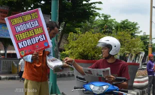  Jelang Tahun Baru, Penjual Koran di Sukoharjo Gelar Aksi  