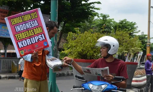  Jelang Tahun Baru, Penjual Koran di Sukoharjo Gelar Aksi  