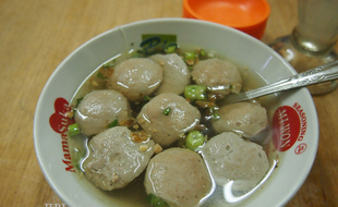 Petugas Deteksi Lokasi Penggilingan Bakso Daging Babi Hutan