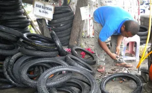   Musim Hujan, Penjualan Ban Batik Meningkat