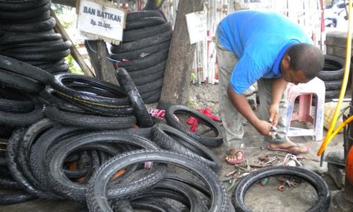   Musim Hujan, Penjualan Ban Batik Meningkat