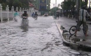   Hujan, Jl Lawu di Tawangmangu Sering Banjir