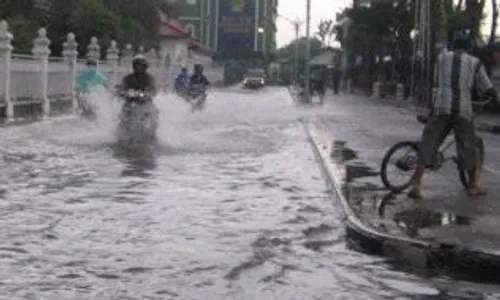   Hujan, Jl Lawu di Tawangmangu Sering Banjir