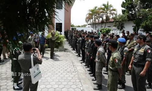 RATUSAN ANGGOTA BANSER DATANGI PN BANTUL