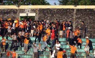 INTER ISLAND CUP 2012 di SOLO:Antisipasi Bentrok Antar-suporter, Panpel Siapkan 'Pagar Hidup'