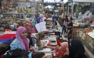 PERINGATAN HARI IBU: Mahasiswa Cium Tangan Pedagang Pasar Gedhe