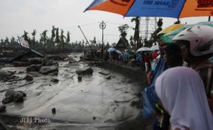 WASPADAI BANJIR LAHAR DINGIN: Banjir Lahar di Kali Senowo Hanyutkan Molen  