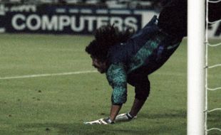 Higuita Pamer "Scorpion Kick" Lagi