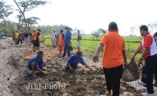    Krecek Bangun Jalan Usaha Tani