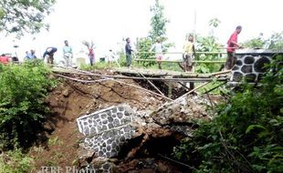   Tanah Longsor dan Banjir Bandang Rusak Jembatan dan 4 Rumah