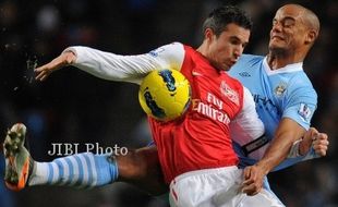 JELANG DERBY MANCHESTER: Kompany Janji Adang Van Persie