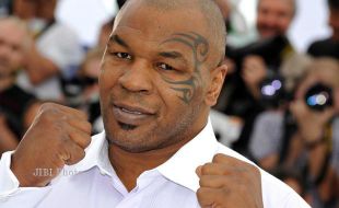 Brad Pitt Pernah Tiduri Istri Mike Tyson