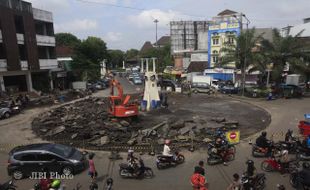  Logo Pemkot di Tugu Jam Pasar Gede Rusak BCB