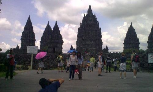 PENEMUAN BATU CANDI : 10 Peripih Ditemukan di Komplek Candi Prambanan