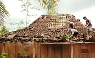  PUTING BELIUNG: Warga Jatiroto Mengungsi Karena Aliran Listrik Putus