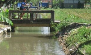 Antisipasi Banjir, DLH Ponorogo Bersihkan Saluran Air di 3 Lokasi