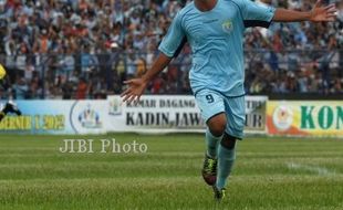 PIALA GUBERNUR JATIM 2013: Pecundangi Arema, Persela Pertahankan Gelar