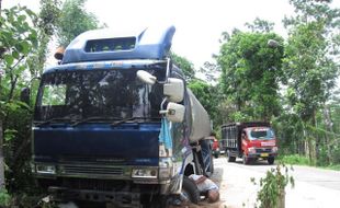   2 Truk Terperosok, Jalur Lingkar Utara Boyolali Macet 2 Km