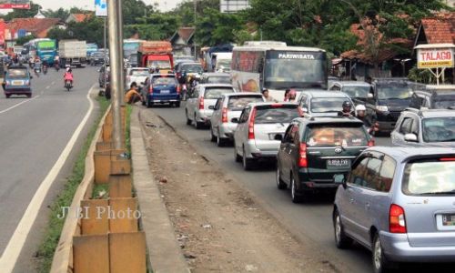 LEBARAN 2014 : Kemacetan Tol Cikampek Makin Parah, Belum Jelas Penyebabnya