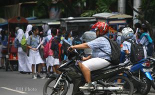 PELAJAR MENGENDARAI SEPEDA MOTOR