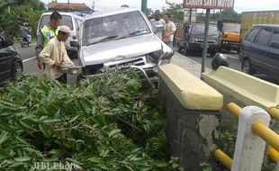 TERJANG MEDIAN JALAN