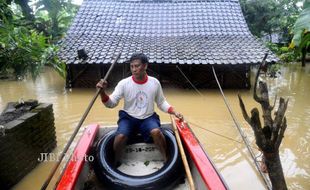 ANCAMAN BANJIR: Warga Nusupan Mulai Amankan Barang-Barang