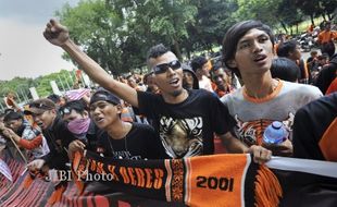 TUNTUT TRANSPARASI PERSIJA