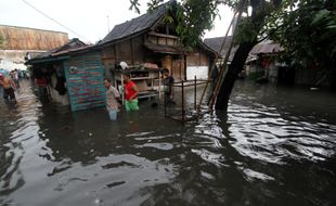 SOLO BANJIR: Air Mulai Surut, Warga Bersihkan Sisa Banjir