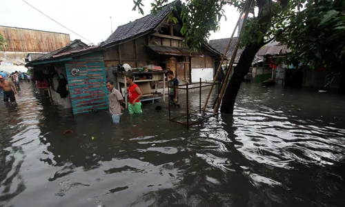 SOLO BANJIR: Air Mulai Surut, Warga Bersihkan Sisa Banjir