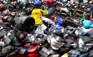 BERAKTIFITAS DI ANTARA DERETAN SEPEDA MOTOR