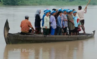 MANFAATKAN PERAHU PENYEBERANGAN