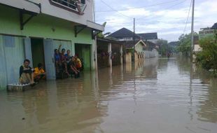 BENCANA BANJIR : Ratusan Warga Bantaran Sungai Bengawan Solo Terancam Banjir