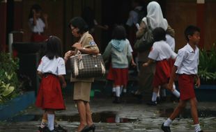 HARI PERTAMA SEKOLAH : Siswa SD Berangkat Subuh Demi Bangku Terdepan