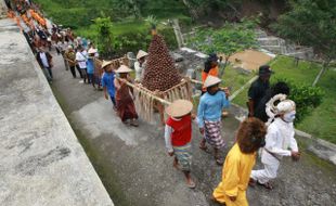 MELINTAS DI ATAS DAM SABO