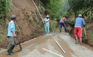 LONGSOR SELO: Takut Longsor Susulan, Warga Jrakah Mengungsi