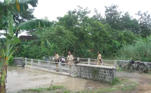 LUAPAN SUNGAI LENGKING: Penyebab Meluap Karena Tinggi Jembatan Tak Sepadan Jalan