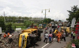 Truk Pengangkut Sampah Terguling, Jl Solo-Jogja Macet 3 km